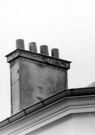 Portada:Vista del tejado de una casa y sus chimeneas