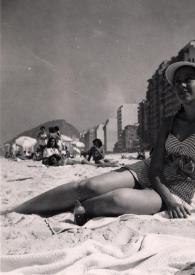 Portada:Plano general de Eva Rubinstein posando tumbada en la arena de una playa