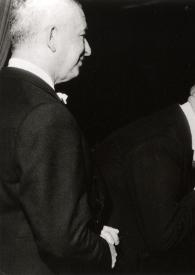Portada:Plano general de un hombre observando a Arthur Rubinstein saludando con un beso en la mano a Elisabeth, Reina de Bélgica
