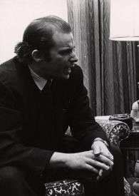 Portada:Plano general de Glenn Gould (perfil derecho) y Arthur Rubinstein (medio perfil izquierdo) con un puro en la mano, charlando sentados en unos sillones