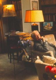 Portada:Plano general de Arthur Rubinstein sentado en un sofá, con chaqueta de pata de gallo y con un puro en la mano