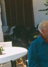 Portada:Plano medio de Arthur Rubinstein (perfil derecho) sentado con el brazo apoyado en el respaldo de la silla