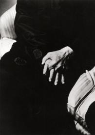 Portada:Primer plano de las manos de Arthur Rubinstein entrelazadas sobre sus rodillas