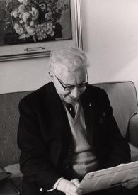 Portada:Plano medio de Arthur Rubinstein, sentado en un sofá admirando un disco de vinilo junto a Alexander Coffin Rubinstein que se encuentra sentado en el brazo del sillón observándole
