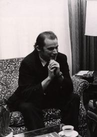 Portada:Plano general de Glenn Gould (medio perfil derecho) y Arthur Rubinstein (medio perfil izquierdo) sonriendo con un puro en la mano, charlando sentados en unos sillones