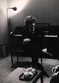 Portada:Plano general de John Rubinstein sentado con las piernas cruzadas y Arthur Rubinstein (perfil izquierdo) sentado en un sillón, charlando
