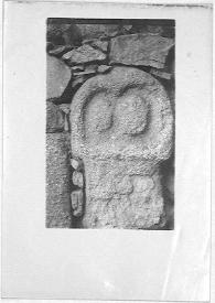 Portada:Fotografía de la estela romana hallada en las murallas de Ávila.