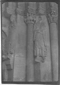 Fotografía de la mutilación sufrida por la estatua de San Joaquín en la puerta sur de la iglesia de San Vicente en Ávila.