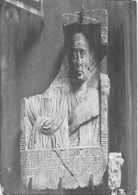 Fotografía del monumento con epitafio romano de Lupia Juliana y Antonio Saturnino