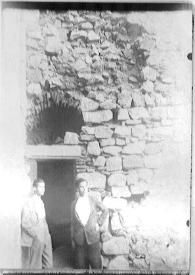 Portada:Fotografía de la puerta de entrada a la Torre de los Cinco Picos del castillo de Alburquerque.