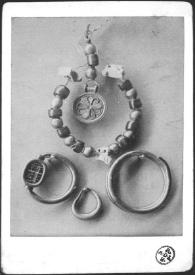 Portada:Fotografía de una pulsera de cuentas y un colgante; anillo con engaste móvil; anillo y un pequeño anillo, procedentes de la necrópolis fenicia de Cádiz.