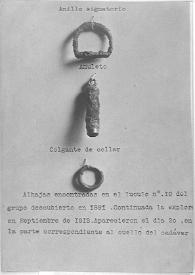 Portada:Fotografía de un anillo con engaste, un amuleto de cobre y oro y un colgante de oro hallados en una de las tumbas fenicias de la necrópolis de Punta de Vaca