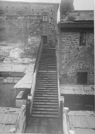Portada:Fotografía de la escalinata que une la plataforma de la Casa del Ayuntamiento y la Calle del Adarve