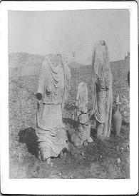 Portada:Fotografía de tres estatuas romanas halladas en el Cerro del Minguillar, en Baena