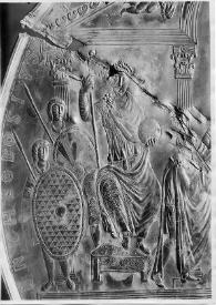 Portada:Fotografía del personaje sentado a la izquierda del Emperador del disco de Teodosio.