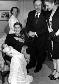 Portada:Plano general de la Señora de Pat O’Brian con su primer hijo recién nacido en brazos, Arthur Rubinstein y Aniela Rubinstein posando, detrás una enfermera