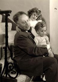 Portada:Plano general de Arthur Rubinstein con Alina Rubinstein y John Rubinstein en brazos sentados en las escaleras posando