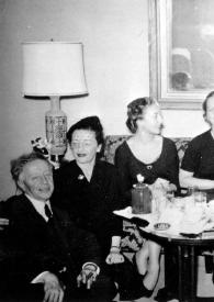 Portada:Plano general de Arthur Rubinstein, Aniela Mieczyslawska, Eva Rubinstein, Aniela Rubinstein, Alina Rubinstein y Maryla Unilowska posando sentados en un sofá