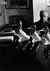 Portada:Plano medio de Arthur Rubinstein sentado al piano (de frente)