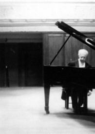 Portada:Plano general de Arthur Rubinstein sentado al piano. A Arthur se le ve entre la base del piano y la tapa