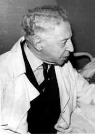 Portada:Plano medio de Arthur Rubinstein y Harry Neuhaus charlando en la habitación del hospital