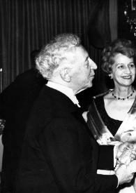 Portada:Plano medio de Arthur Rubinstein (perfil derecho), Aniela Rubinstein y Helen H. Hull (perfil izquierdo) saludándose, con un hombre al fondo
