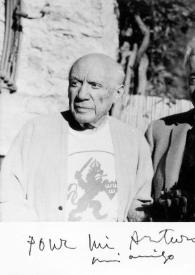 Portada:Plano medio de Pablo R. Picasso junto a Arthur Rubinstein junto a la valla de un jardín