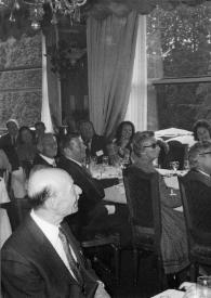 Portada:Plano medio de Arthur Rubinstein, de pie, hablando por un micrófono a los otros invitados