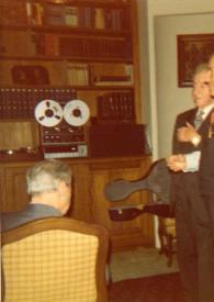 Portada:Plano general de Pierre Fournier (de espaldas) sentado en una silla, Arthur Rubinstein y Henryk Szeryng de pie charlando