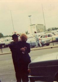 Portada:Plano general de Arthur y Aniela Rubinstein abrazándose en el aparcamiento del aeropuerto