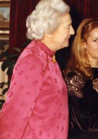 Portada:Plano medio de Cécile, Baronesa de Rothschild (perfil derecho), una mujer y Arthur Rubinstein (perfil izquierdo) charlando