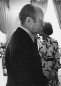 Portada:Plano medio de Gerald Ford, Presidente de Estados Unidos charlando con Alina Rubinstein, al fondo Betty Ford