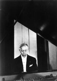 Portada:Plano medio de Arthur Rubinstein sentado al piano. A Arthur se le ve entre la base del piano y la tapa