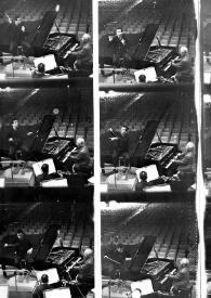 Portada:Plano general de Lorin Maazeel dirigiendo la orquesta, Arthur Rubinstein (perfil izquierdo) sentado al piano y la orquesta en diferentes posiciones
