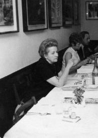 Portada:Plano medio de Aniela Rubinstein y Arthur Rubinstein sentados en una mesa de un restaurante charlando