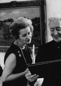 Portada:Plano medio de Aniela Rubinstein, Arthur Rubinstein con fotos en la mano y David Douglas Duncan, todos miran las fotos.