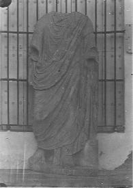 Fotografía de la estatua de mármol de un togado hallada en la calle Padre Félix de Medina Sidonia