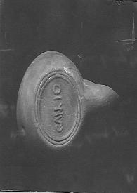 Portada:Fotografía del dorso de una lucerna romana con inscripción